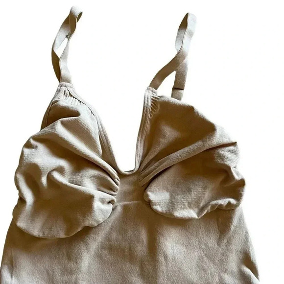 SKIMS Seamless Sculpting
Thong Bodysuit Tan Shapewear SZ 2X/ 3X #1464 - Picture 3 of 13